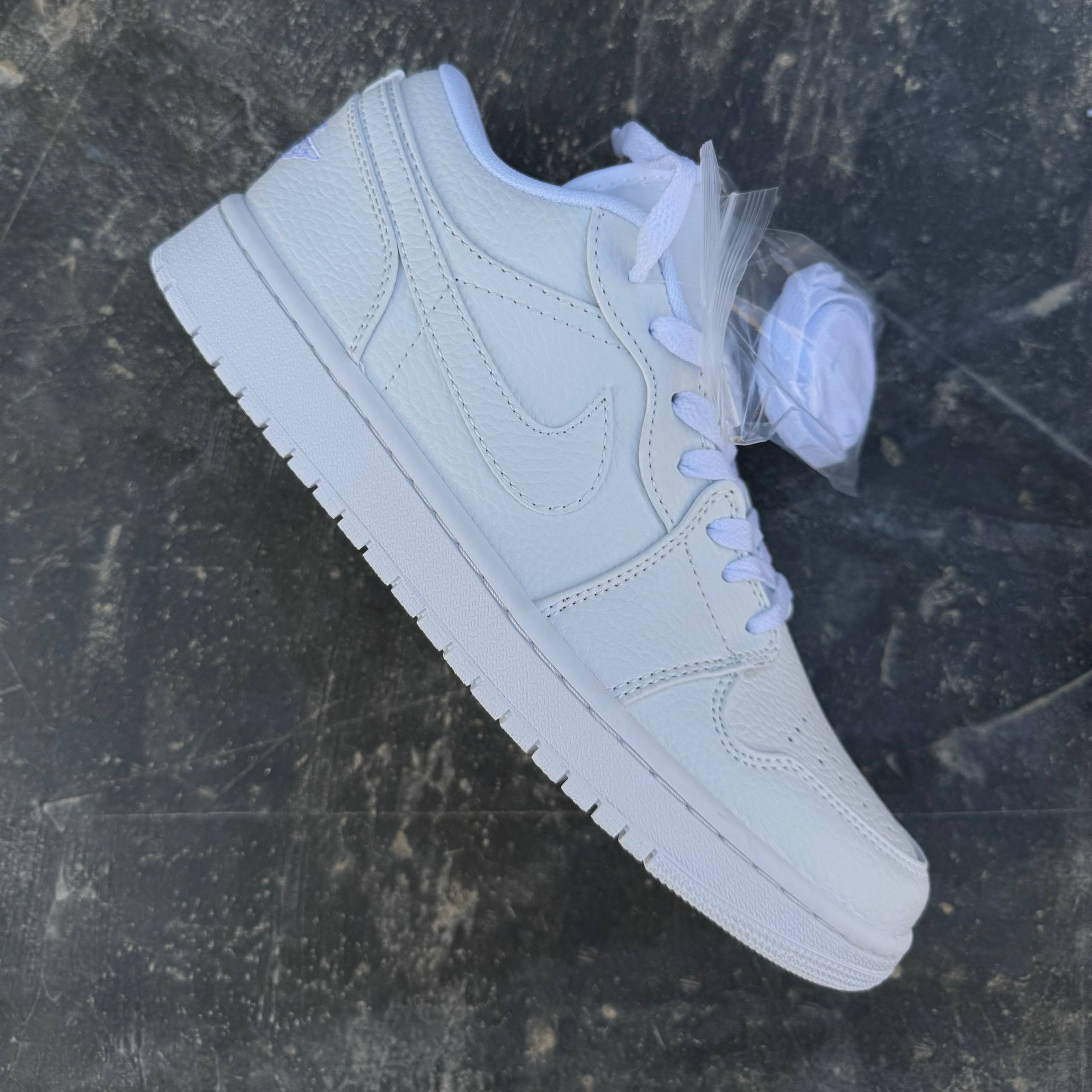 نایک ایر جردن وان تمام سفیدNike Air Jordan One  111