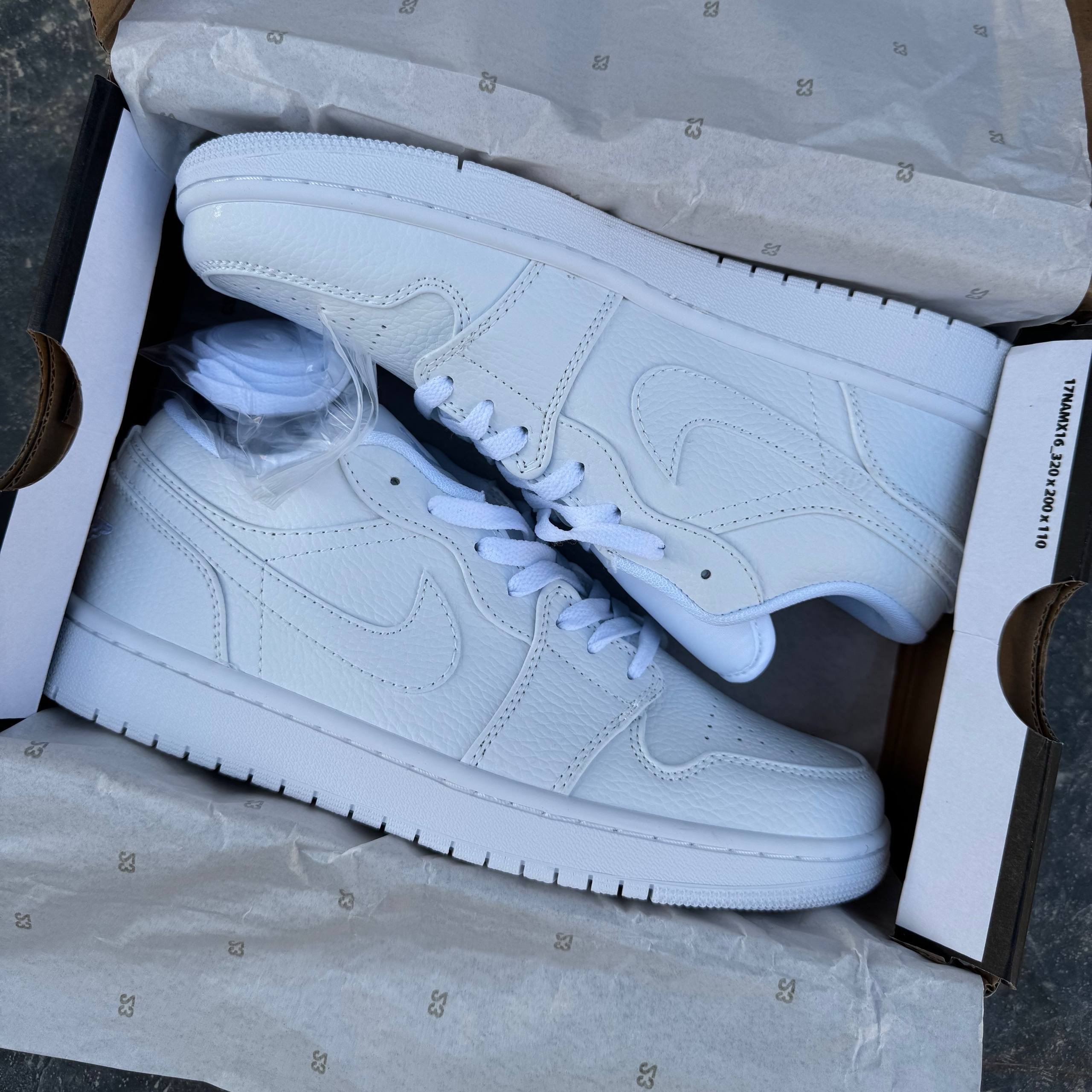 نایک ایر جردن وان تمام سفیدNike Air Jordan One  111