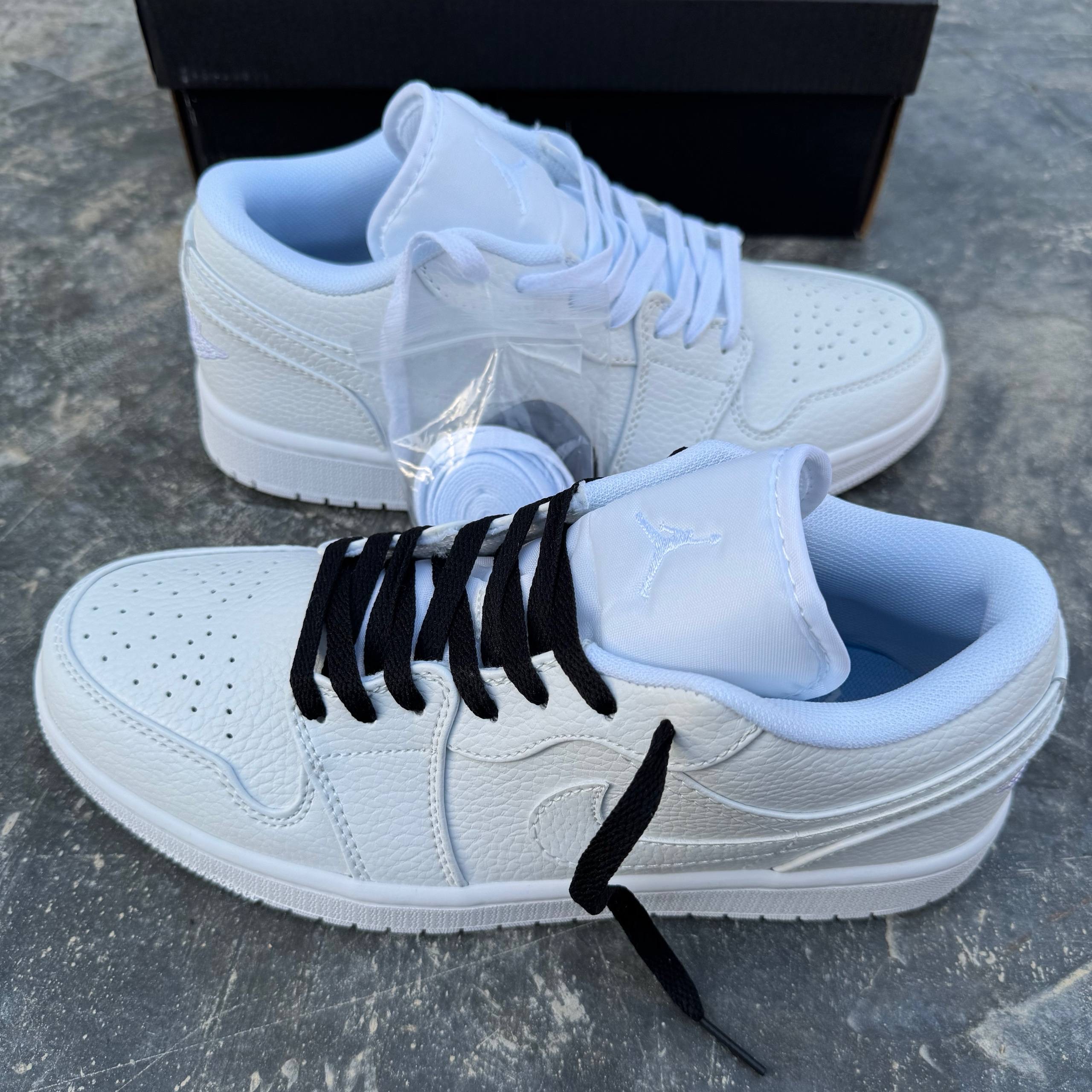 نایک ایر جردن وان تمام سفیدNike Air Jordan One  111