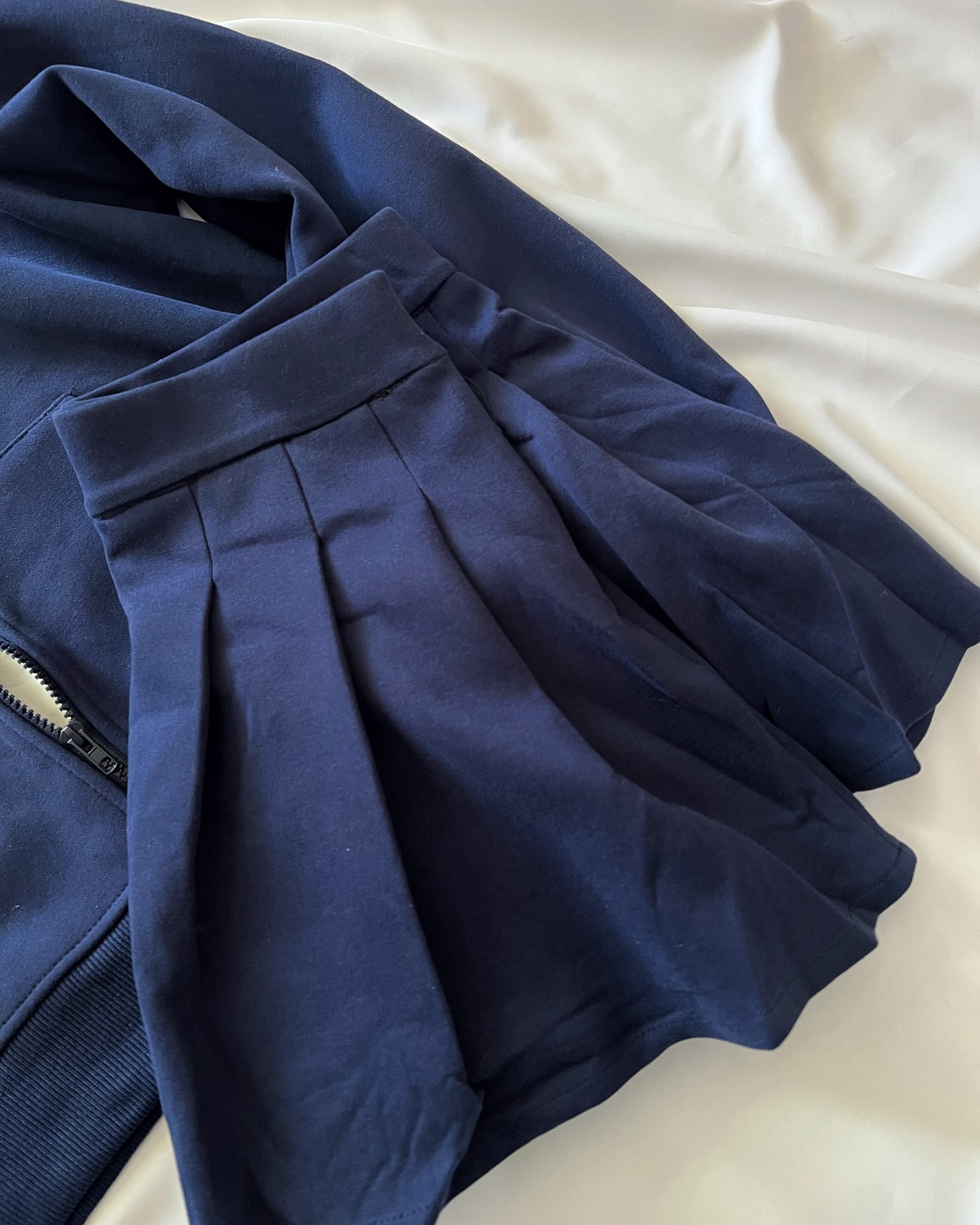 سویشرت بهمراه دامن کوتاه