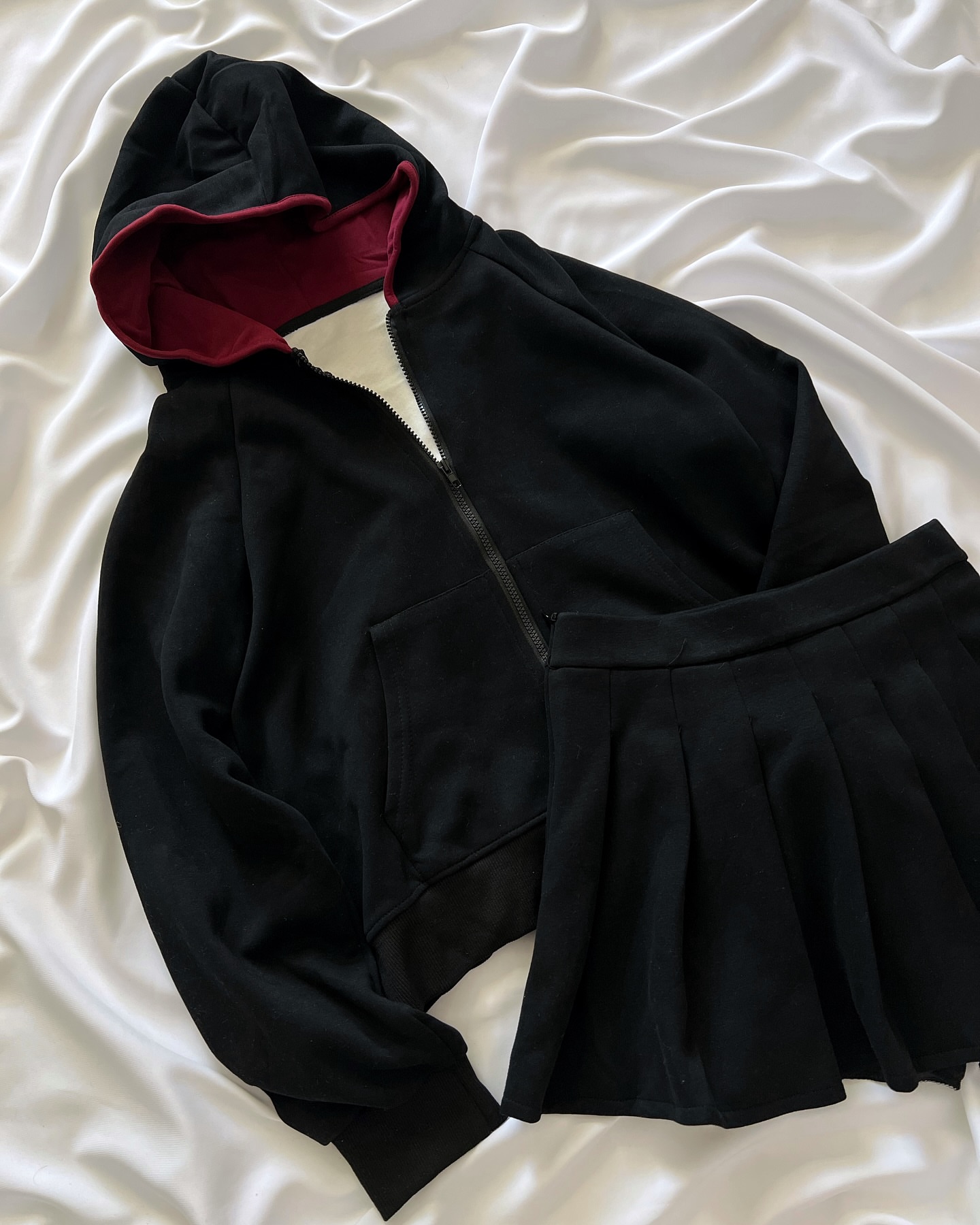 سویشرت بهمراه دامن کوتاه